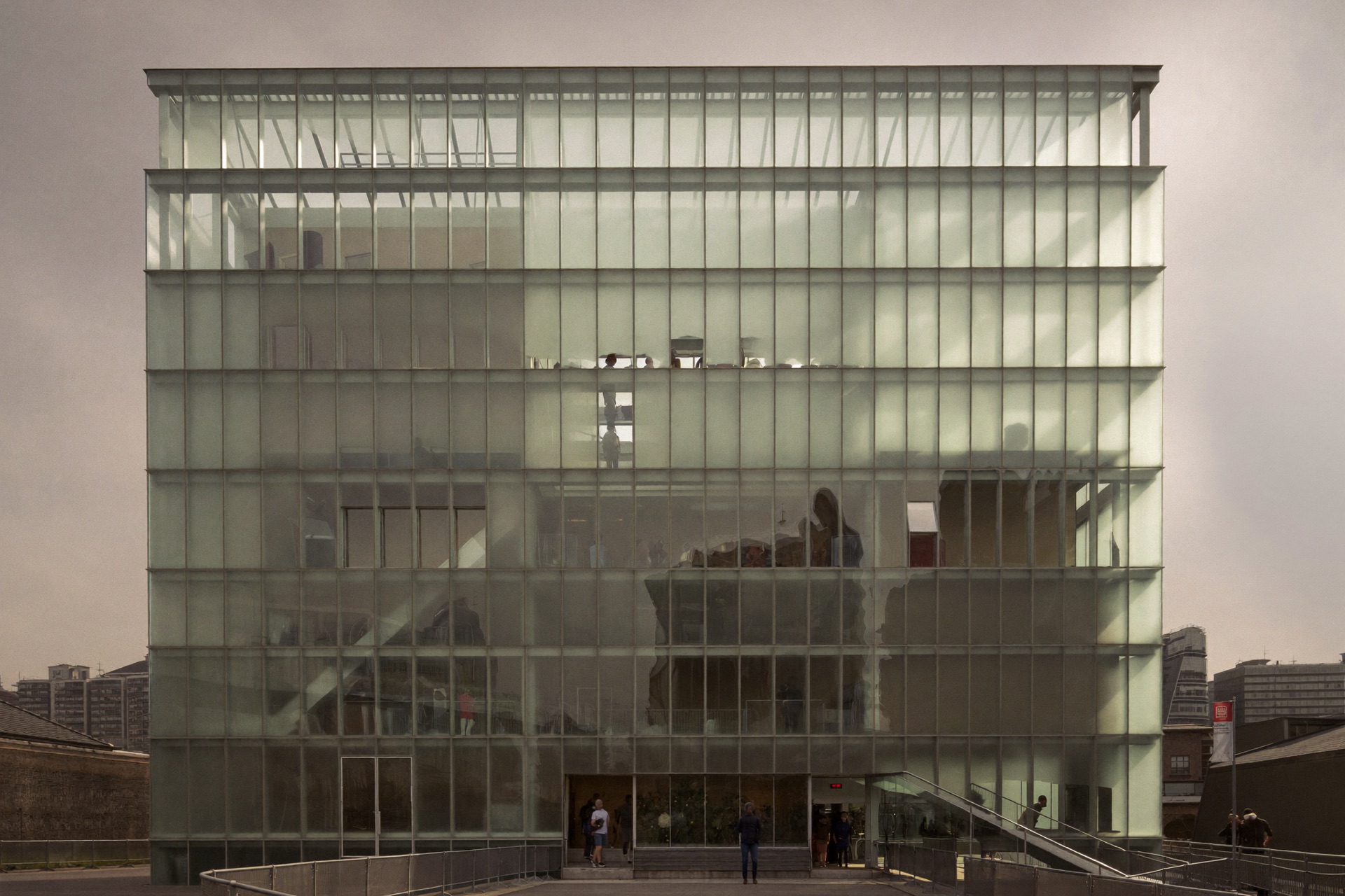 Modern glazen cultuurgebouw in het centrum van Heerlen met een brede, toegankelijke entree