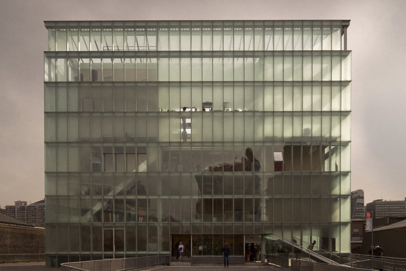 Modern glazen cultuurgebouw in het centrum van Heerlen met een brede, toegankelijke entree
