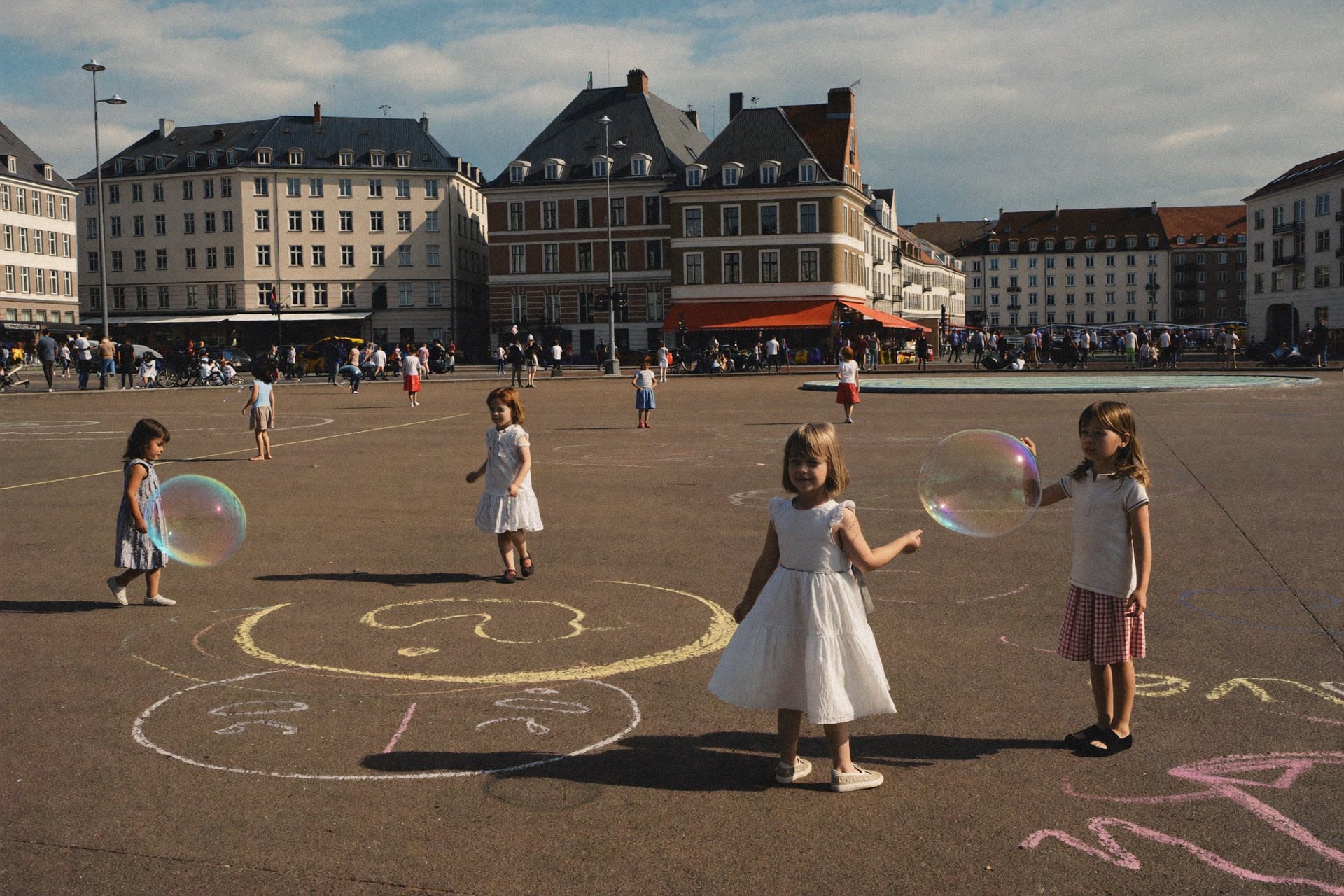 Kinderen spelen samen op een plein in het centrum vol speelactiviteiten