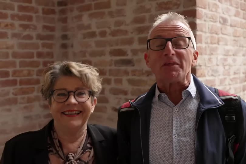 Twee ervaringsdeskundigen lachen voor een bakstenen muur in de film Zo makkelijk is het!