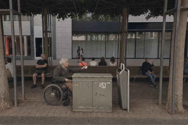Rolstoelgebruiker kan er niet langs: een stroomkast en afvalbak staan midden op de looproute